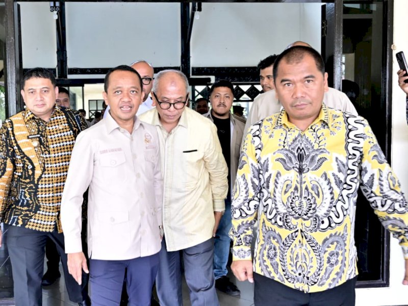 Ketua Dewan Kehormatan HIPMI yang juga Ketua Umum DPP Partai Golkar, Bahlil Lahadalia, saat menghadiri Sidang Dewan Pleno (SDP) Himpunan Pengusaha Muda Indonesia (HIPMI) di Makassar, Minggu (15/2/2026). @Jejakfakta/dok. Istimewa