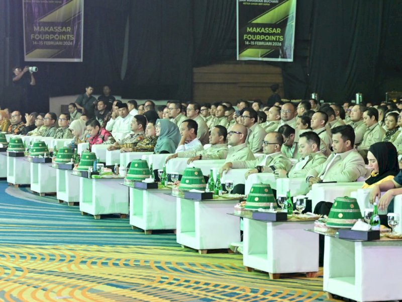 Pembukaan Sidang Dewan Pleno (SDP) HIPMI 2026 resmi ditandai dengan pemukulan gendang oleh Ketua Dewan Kehormatan BPP HIPMI sekaligus Menteri ESDM Bahlil Lahadalia bersama jajaran pengurus dan tamu kehormatan di Hotel Four Points by Sheraton Makassar, Minggu (15/2/2026). @Jejakfakta/Istimewa
