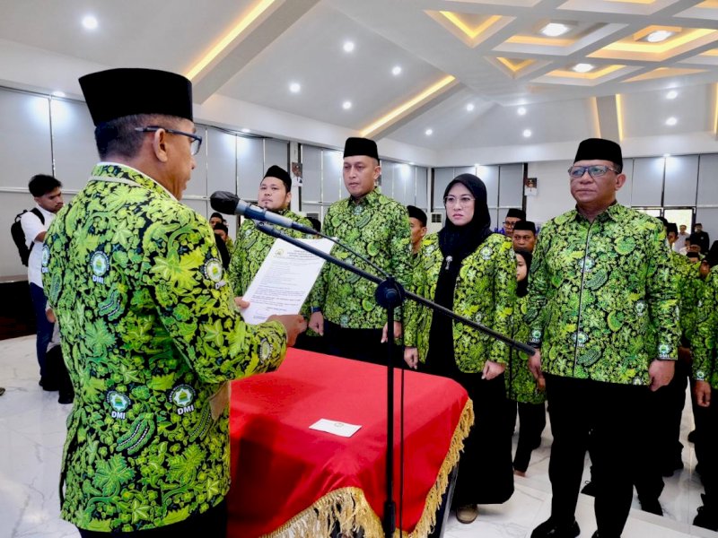 Bupati Gowa, Sitti Husniah Talenrang, resmi dilantik sebagai Ketua Dewan Masjid Indonesia (DMI) Kabupaten Gowa Masa Khidmat 2026&ndash;2031, di Baruga Tinggimae, Rumah Jabatan Bupati Gowa, Senin (16/2/2026). @Jejakfakta/dok. Istimewa