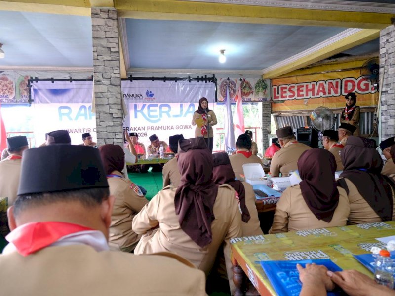 Bupati Gowa yang juga Ketua Kwartir Cabang (Kwarcab) Gerakan Pramuka Gowa, Sitti Husniah Talenrang, saat membuka Rapat Kerja Kwarcab Gowa Tahun 2026 yang digelar di Lesehan Bili-Bili, Kecamatan Parangloe, Senin (16/2/2026). @Jejakfakta/dok. Humas Pemkab Gowa