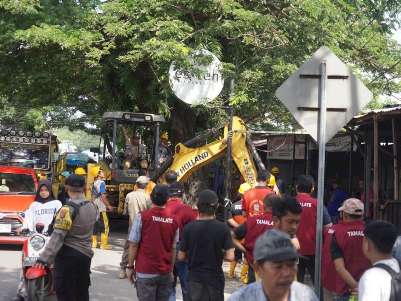  Pemerintah Kota Makassar kembali menertibkan puluhan lapak Pedagang Kaki Lima (PKL) yang berdiri di atas trotoar dan menutup saluran drainase di wilayah Kecamatan Tamalate, Senin (16/2/2026). @Jejakfakta/dok. Humas Pemkot Makassar