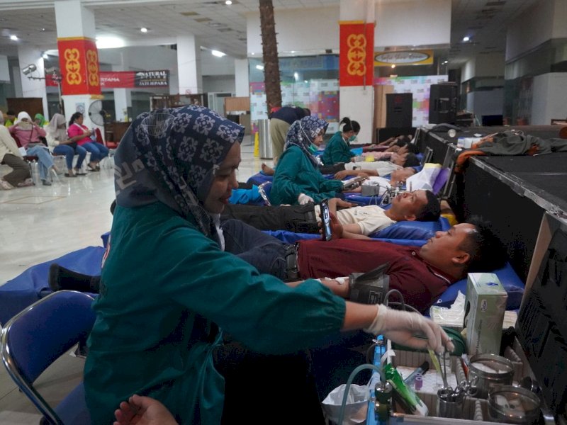 GMTD bekerja sama dengan Palang Merah Indonesia (PMI) Kota Makassar dan Apotek K-24 Cendrawasih, menggelar donor darah, di Main Hall Mall GTC, Jumat (13/2/2026). @Jejakfakta/dok. Istimewa