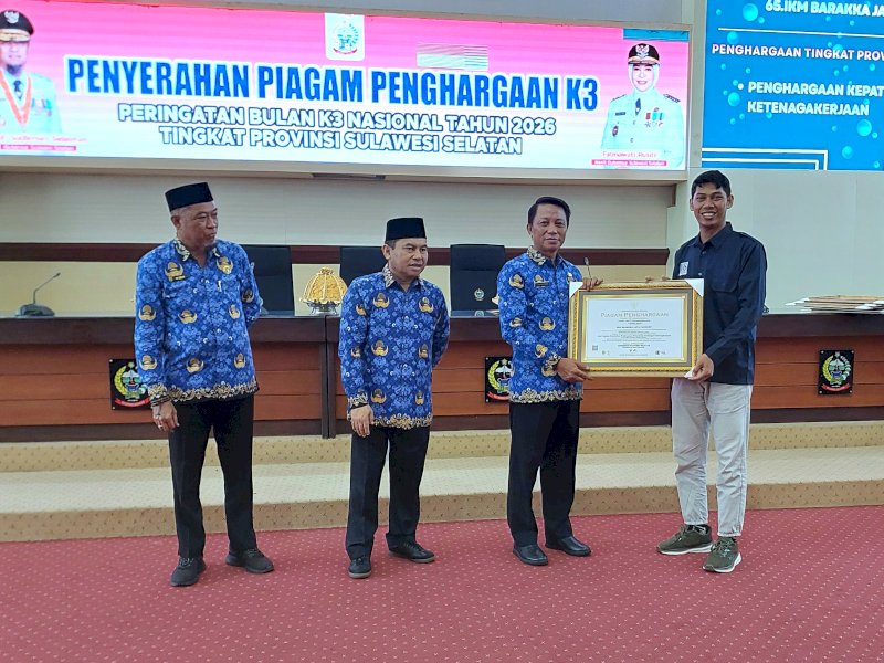IKM Barakka Jaya menerima penghargaan dalam kategori Kepedulian Pelaksanaan Perundang-undangan Ketenagakerjaan, di Ruang Rapat Pimpinan Kantor Gubernur Sulsel, Rabu, (18/2/2026). @jejakfaktacom/Humas Pemda Pangkep.