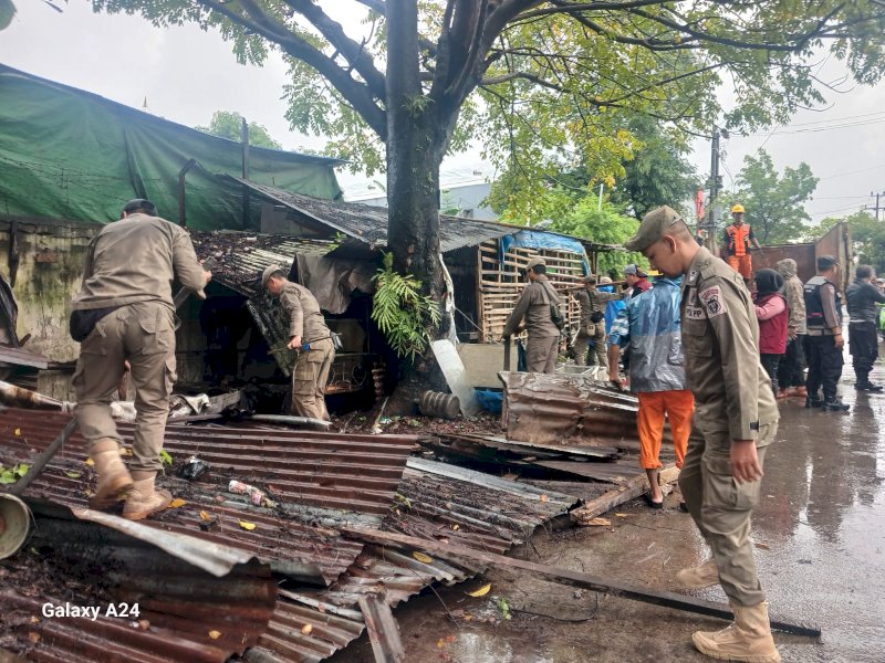 Penertiban lapak liar dan kontainer besi tua yang berdiri di atas saluran drainase hingga bahu jalan dilakukan di wilayah Kecamatan Panakkukang. @Jejakfakta/dok. Humas Pemkot Makassar