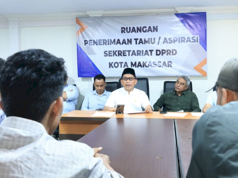 Anggota DPRD Kota Makassar, Muchlis A. Misbah, saat menerima aspirasi masyarakat di DPRD Makassar, Rabu (18/2/2026). @Jejakfakta/dok. Istimewa