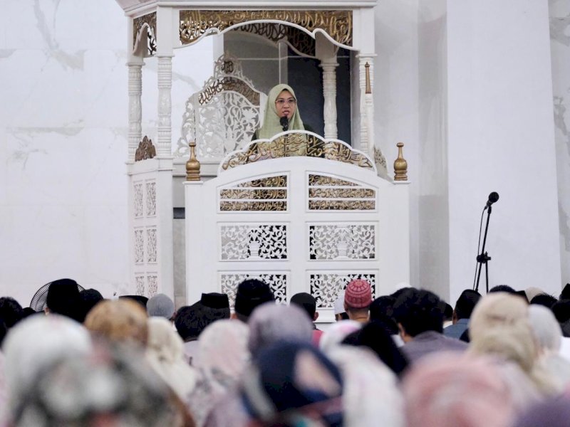 Sitti Husniah Talenrang saat memberikan sambutan pada Salat Isya dan Tarawih berjamaah bersama masyarakat di Masjid Agung Syekh Yusuf, Rabu (18/2/2026). @Jejakfakta/Dok. Humas Pemkab Gowa