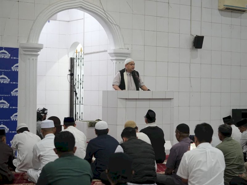 Wali Kota Makassar, Munafri Arifuddin,saat memberikan sambutan pada Safari Ramadan Pemerintah Kota Makassar, di Masjid Agung 45 Makassar, Rabu malam (18/2/2026). @Jejakfakta/dok. Humas Pemkot Makassar 