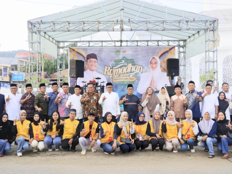 Sekretaris Daerah Luwu Timur, Dr. Ramadhan Pirade, didampingi Asisten Administrasi Umum Askar, Asisten Pemerintahan dan Kesra Aini Endis Anrika, Kepala Dinas Perdagangan, Koperasi, UKM dan Perindustrian (Dagkop UKMP) Senfry Oktavianus, para kepala OPD, serta Camat Malili, saat peresmian Pasar Ramadhan 1447 H yang dipusatkan di kawasan Anjungan Sungai Malili, Kamis (19/2/2026). @Jejakfakta/dok. Humas Pemkab Lutim