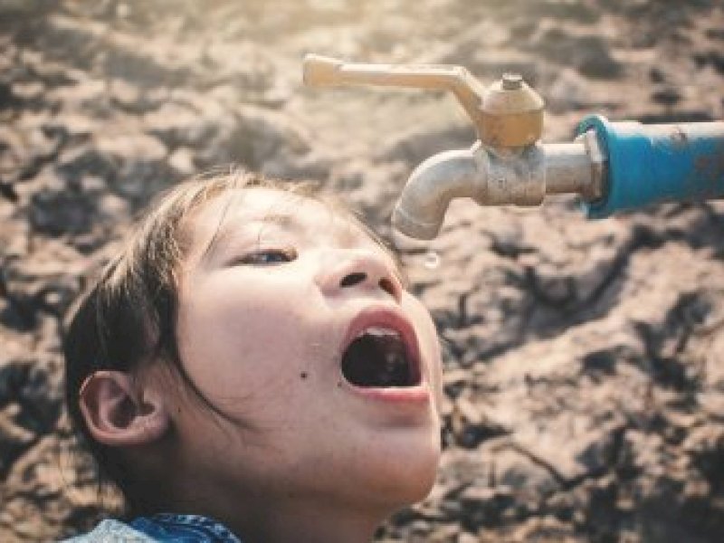 Ilsutrasi. Warga Kelurahan Juppandang, Enrekang keluhkan pasokan air bersih. @Jejakfakta/dok/stock-photo-sad-girl-want-drink-some