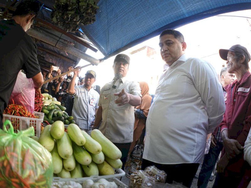 Wali Kota Makassar, Munafri Arifuddin, mendampingi Gubernur Sulawesi Selatan, Andi Sudirman Sulaiman, melakukan pemantauan langsung harga pangan di Pasar Terong, Jumat (20/2/2026). @Jejakfakta/dok Humas Pemkot Makassar