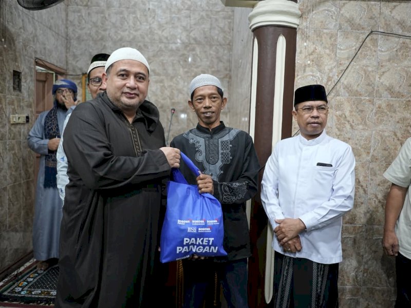 Wali Kota Makassar Munafri Arifuddin, saat memberikan sembako kepada jamaah saat rangkaian Safari Ramadan. @Jejakfakta/dok. Istimewa