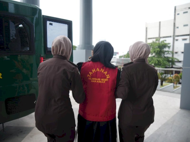 Terpidana Mira Hayati yang dikenal sebagai pemilik brand MH Cosmetic itu resmi dieksekusi ke penjara oleh Kejaksaan Tinggi Sulawesi Selatan, Rabu (18/2/2026). @Jejakfakta/dok. Istimewa