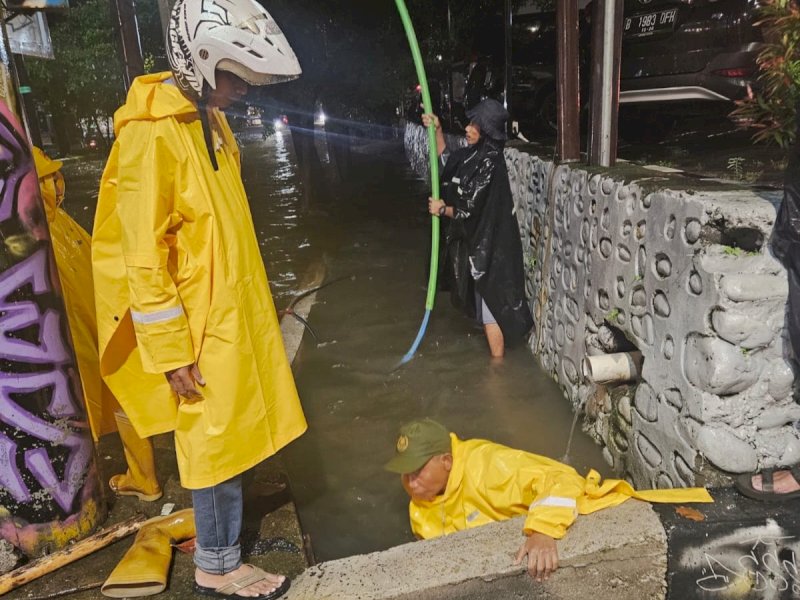 40 personel Satgas Drainase Dinas PU bergerak cepat membersihkan saluran hingga air berangsur surut di Jalan A.P. Pettarani Makassar. @Jejakfakta/dok. Humas Pemkot Makassar