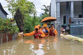 Banjir Rendam Pemukiman, BPBD Makassar Bergerak Cepat Evakuasi Warga