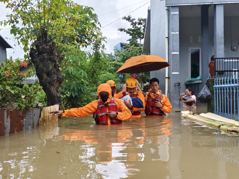 Tim Reaksi Cepat (TRC) BPBD Makassar evakuasi warga terdampak banjir, Selasa (24/2/2026). @Jejakfakta/dok. BPBD Makassar