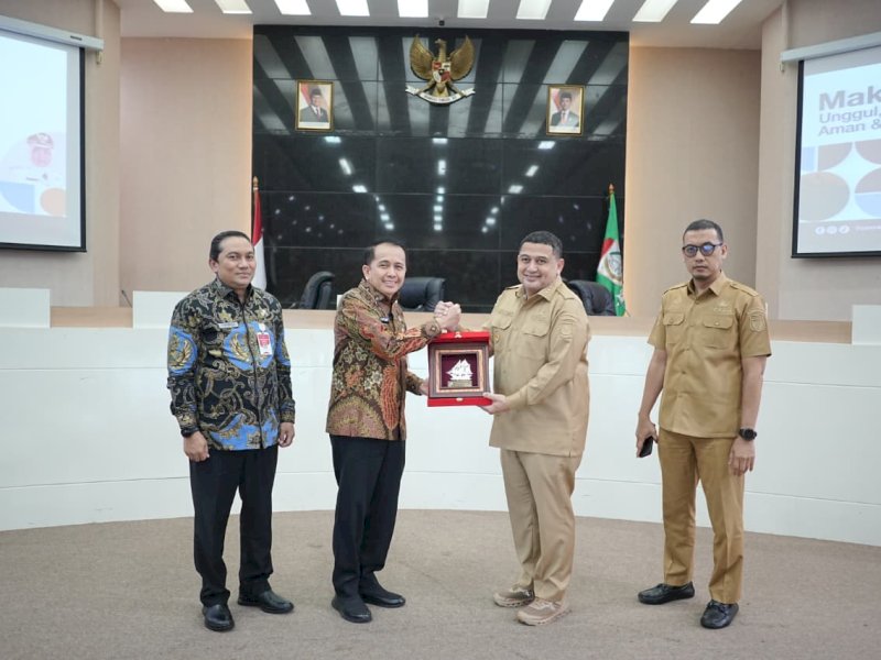 Wali Kota Makassar, Munafri Arifuddin, bersama Direktur Jenderal Bina Keuangan Daerah Kementerian Dalam Negeri, Agus Fatoni, di Balaikota Makassar, Selasa (24/2/2026). @Jejakfakta/dok. Humas Pemkot Makassar