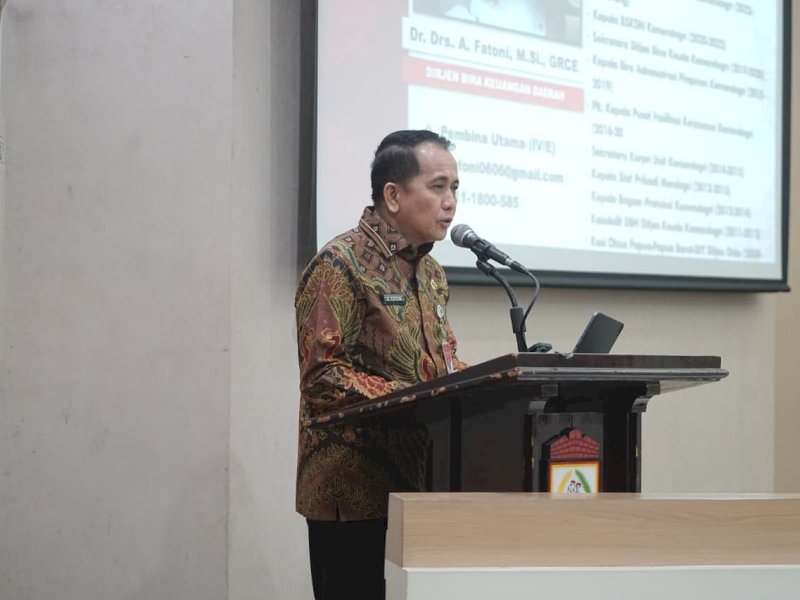 Direktur Jenderal (Dirjen) Bina Keuangan Daerah (Keuda) Kementerian Dalam Negeri (Kemendagri) RI, Agus Fatoni, saat rapat koordinasi (rakor) bersama SKPD Pemkot Makassar, di Ruang Pola Sipakatau, Kantor Wali Kota, Selasa (24/2/2026). @Jejakfakta/dok. Humas Pemkot Makassar