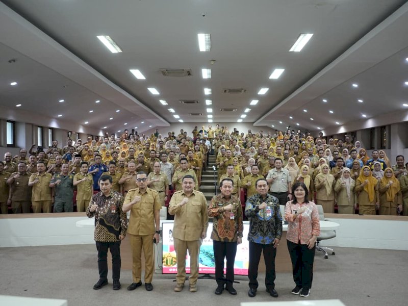 Direktur Jenderal (Dirjen) Bina Keuangan Daerah Kementerian Dalam Negeri (Kemendagri) RI, Agus Fatoni, foto bersama usai membawakan materi di Ruang Pola Sipakatau, Kantor Wali Kota Makassar, Selasa (24/2/2026). @Jejakfakta/dok. Humas Pemkot Makassar