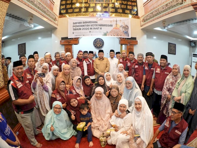 Wali Kota Makassar, Munafri Arifuddin, foto bersama usai melaksanakan Shalat Isya dan Tarawih berjamaah di Masjid An-Nur, Jalan Bangkala Dalam II No. 35, Kecamatan Manggala, Selasa (24/2/2026) malam. @Jejakfakta/dok. Humas Pemkot Makassar