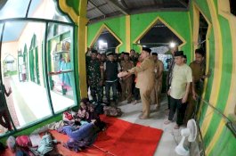 Wali Kota Munafri Tinjau Langsung Pengungsi di Blok 10 Antang Tengah Malam