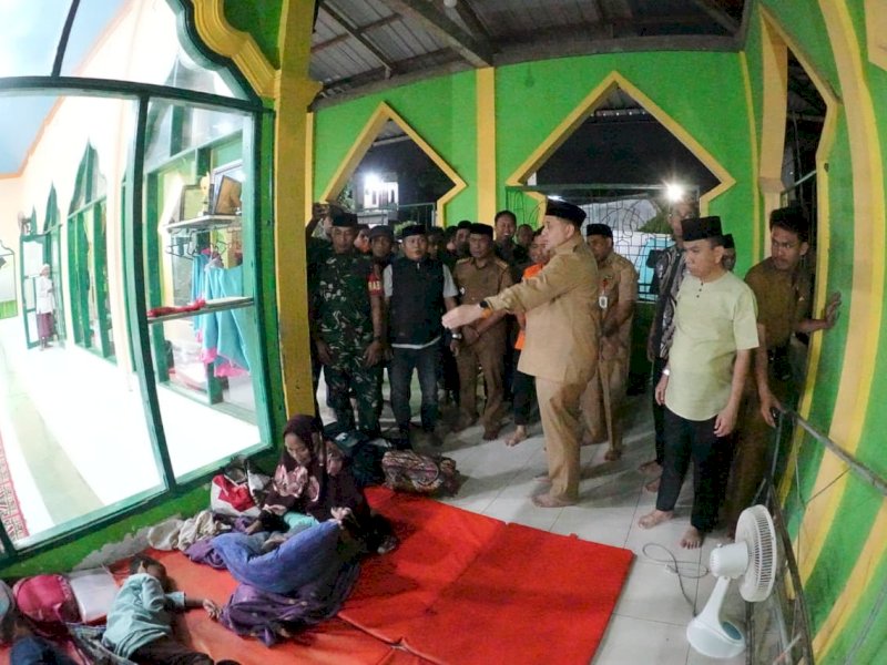 Wali Kota Makassar, Munafri Arifuddin, menyapa langsung warganya yang terdampak banjir di lokasi pengungsian Perumnas Antang Blok 10, Kecamatan Manggala, Selasa (24/2/2026). @Jejakfakta/dok. Humas Pemkot Makassar