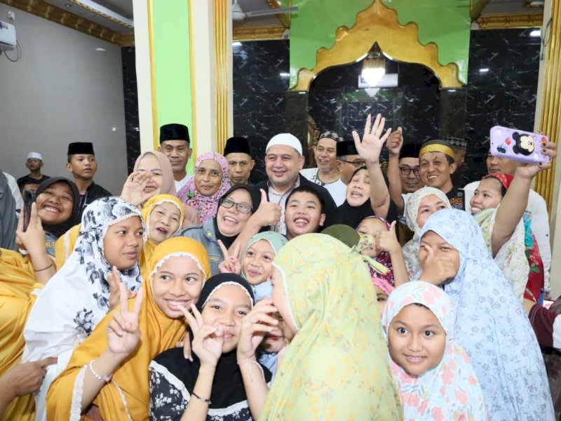 Wali Kota Makassar, Munafri Arifuddin, disambut oleh warga usai salat Subuh berjamaah di Masjid Sholatu Khairun, Jalan Baji Dakka, Kecamatan Mamajang, Rabu (25/02/2026). @Jejakfakta/dok. Humas Pemkot Makassar