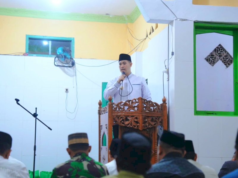 Bupati Pangkep mengajak warga Desa Bulu Tellue untuk lebih peduli terhadap lingkungan sekitar, terutama terkait akses pendidikan bagi keluarga kurang mampu. @jejakfaktacom/Humas Pemda Pangkep