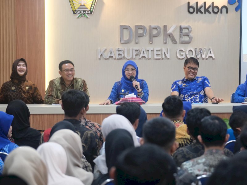 Bupati Gowa, Sitti Husniah Talenrang, saat mnghadiri Rapat Koordinasi dalam rangka mendorong percepatan pendistribusian Makanan Bergizi Gratis (MBG) pada sasaran Bumil, Busui, dan Balita Non PAUD (3B) di Ruang Rapat Kantor Dinas Pengendalian Penduduk dan Keluarga Berencana (PPKB) Kabupaten Gowa, Jumat (27/2/2026). @Jejakfakta/dok. Humas Pemkab Gowa