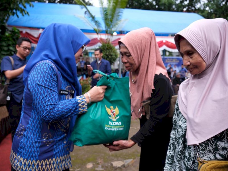 Bupati Gowa, Sitti Husniah Talenrang, menyerahkan bantuan melalui Program One Day One District dengan mengunjungi Keluarga Miskin Ekstrem (KME), di Kecamatan Tompobulu, Jumat (27/2/2026). @Jejakfakta/dok. Humas Pemkab Gowa