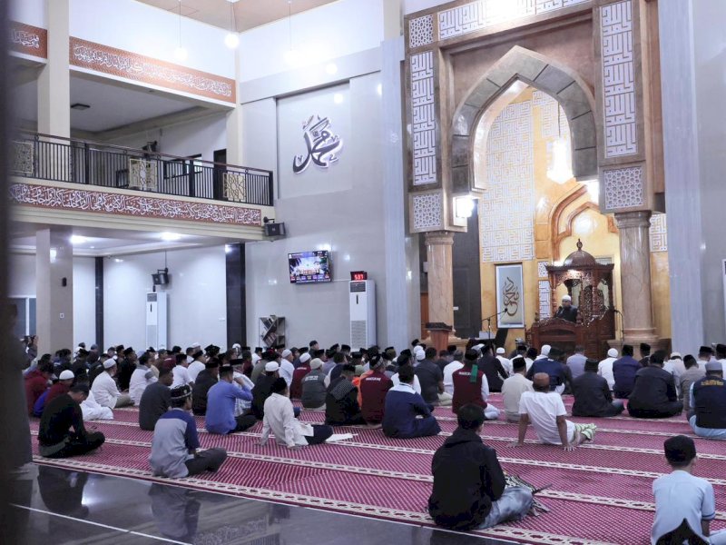 Wali Kota Makassar, Munafri Arifuddin, saat memberikan sambutan usai Sholat Subuh berjamaah di Masjid Jamiul Ihsan, Kecamatan Panakkukang, Rabu (26/2/2026). @Jejakfakta/dok. Humas Pemkot Makassar