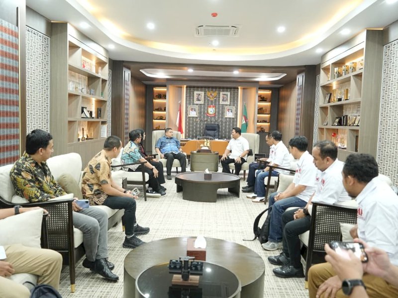 Ketua IAP Sulawesi Selatan, Firdaus, saat melakukan silaturahmi dengan Wali Kota Makassar Munafri Arifuddin di Balai Kota Makassar, Kamis (26/2/2026). @Jejakfakta/dok. Humas Pemkot Makassar