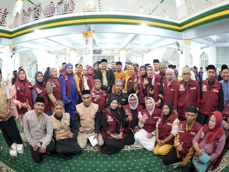 Wali Kota Makassar Munafri Arifuddin, usai Salat Isya dan Tarawih berjamaah di Masjid Babaussalam, Jalan Bumi Permata Sudiang, Kecamatan Biringkanaya, Kamis (26/2/2026). @Jejakfakta/dok. Humas Pemkot Makassar