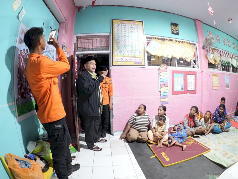 Wali Kota Makassar, Munafri Arifuddin, saat meninjau langsung posko pengungsian warga terdampak banjir di SDN Paccerakkang, Kelurahan Katimbang, Kecamatan Biringkanaya, Kamis (26/2/2026) malam. @Jejakfakta/dok. Humas Pemkot Makassar