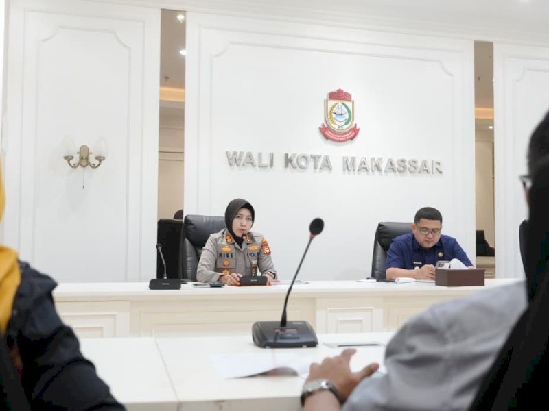 Wali Kota Makassar, Munafri Arifuddin, bersama Kapolres Pelabuhan Makassar AKBP Rise Sandiyantanti, rapat koordinasi untuk membahas langkah strategis pengelolaan Pasar Butung di Kecamatan Wajo agar dapat dikelola secara resmi oleh Perumda Pasar Makassar Raya, di Balai Kota Makassar, Jumat (27/2/2026). @Jejakfakta/dok. Humas Pemkot Makassar
