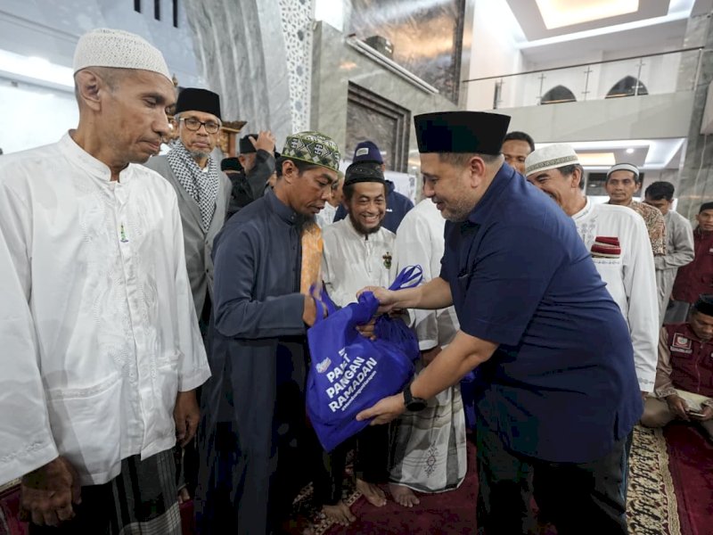 Wali Kota Makassar Munafri Arifuddin serahkan paket pangan untuk dhuafa, saat Safari Ramadan di Masjid Ikhtiar Perumahan Dosen (Perdos) Unhas, Kelurahan Tamalanrea Jaya, Kecamatan Tamalanrea, Jumat (27/2/2026) malam. @Jejakfakta/dok. Humas Pemkot Makassar