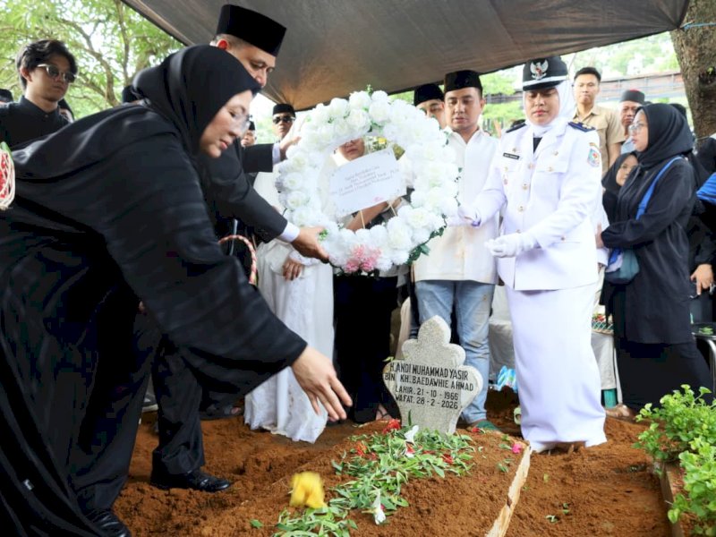 Wali Kota Makassar, Munafri Arifuddin, saat menghadiri proses pemakaman Asisten I Bidang Pemerintahan dan Kesejahteraan Rakyat Kota Makassar, almarhum Andi Muhammad Yasir, di TPU Panaikang, Sabtu (28/2/2026). @Jejakfakta/dok. Humas Pemkot Makassar