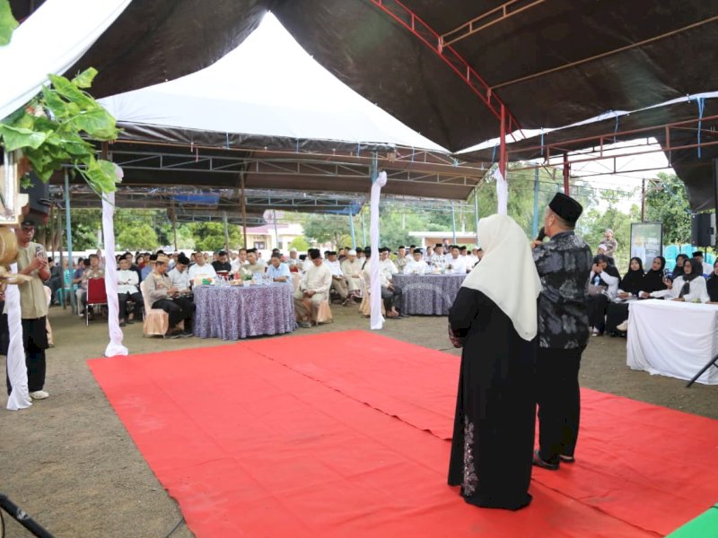 Bupati Luwu Timur, Irwan Bachri Syam, bersama Wakil Bupati Hj. Puspawati Husler saat menghadiri  Safari Ramadhan Pemerintah Kabupaten Luwu Timur di halaman Rumah Jabatan Camat Nuha, Ahad (1/3/2026). @Jejakfakta/dok. Humas Pemkab Lutim