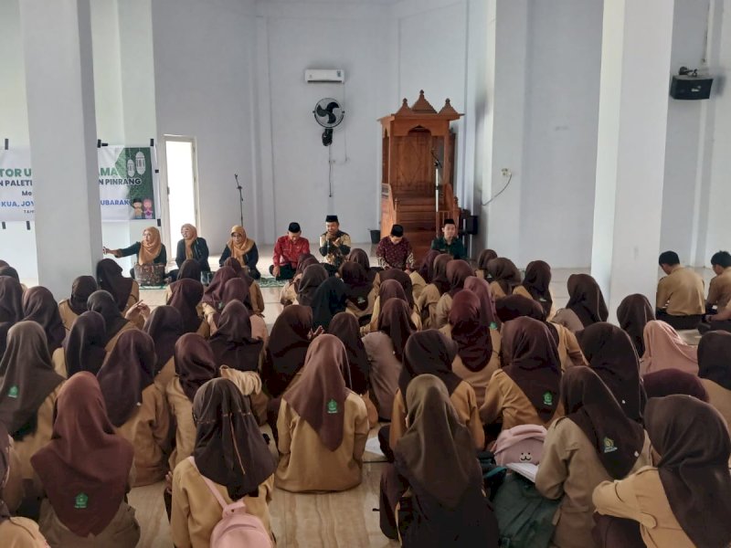 Ratusan siswa MAN Pinrang saat mengikut edukasi literasi pernikahan sehat dari KUA Paleteang melalui program MOST  (Move for Sakinah Maslahat) di MAN Pinrang, Rabu (4/3/2026). @Jejakfakta/dok. Istimewa