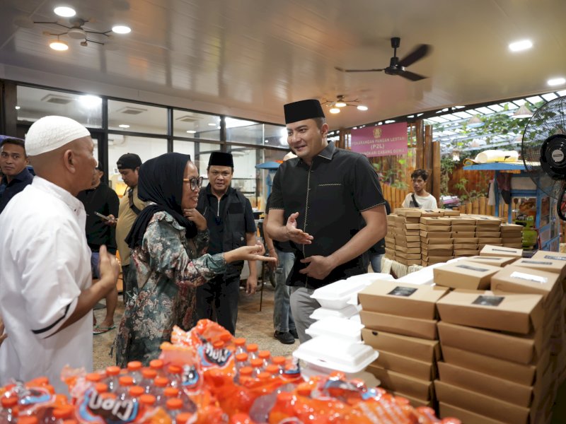 Kapolres Gowa, Muhammad Aldy Sulaiman (MAS), saat menjamu warga buka puasa di Rumah Jabatan (Rujab) Kapolres Gowa di Jalan Syamsuddin Dg Tunru, Kecamatan Sombaopu, pada Senin (3/3/2026). @Jejakfakta/dok. Istimewa