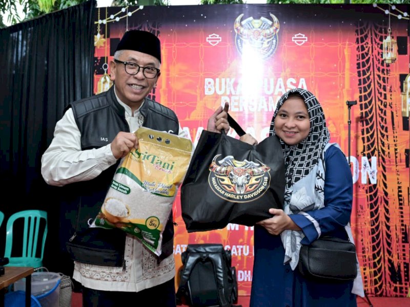 Salah satu Founder MHDC Makassar, Ilham Arif Sirajuddin, saat menghadiri silaturahmi dan buka puasa bersama sekaligus berbagi rezeki kepada masyarakat,  yang digear MHDC di Makassar, Kamis (5/3/2026). @Jejakfakta/Reza