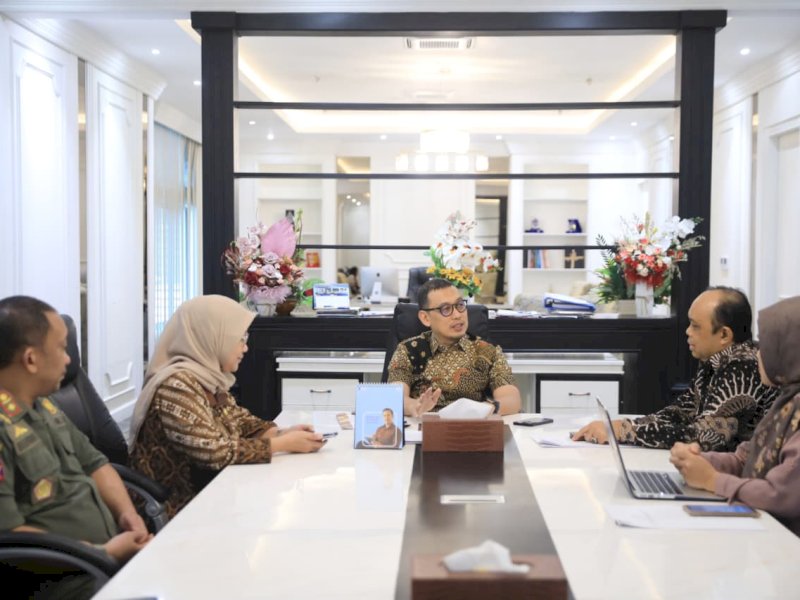  Sekretaris Daerah (Sekda) Makassar, Andi Zulkifly, usai menerima audiensi Hasanuddin Contact di Ruang Rapat Sekda, Kantor Balai Kota Makassar, Kamis (5/3/2026). @Jejakfakta/dok. Humas Pemkot Makassar