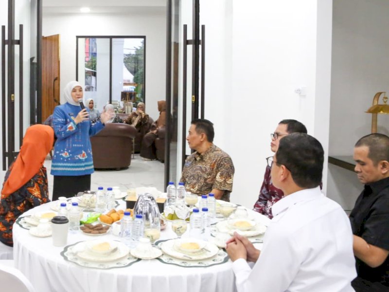 Wakil Wali Kota Makassar, Aliyah Mustika Ilham, saat menjamu buka puasa bersama dengan Kepala Badan Pengawas Obat dan Makanan (BPOM) RI beserta rombongan di Rumah Jabatan Wakil Wali Kota Makassar, Jalan Ratulangi, Kompleks PDAM, Kamis (5/3/2026). @Jejakfakta/dok. Humas Pemkot Makassar