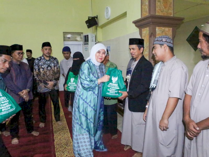 Wakil Wali Kota Makassar, Aliyah Mustika Ilham, membagikan paket Ramadan kepada jamaah salat Tarawih saat Safari Ramadan Pemerintah Kota Makassar di Masjid Nurul Falah, Jalan Kakatua II, Kecamatan Mamajang, Kamis (5/3/2026). @Jejakfakta/dok. Humas Pemkot Makassar