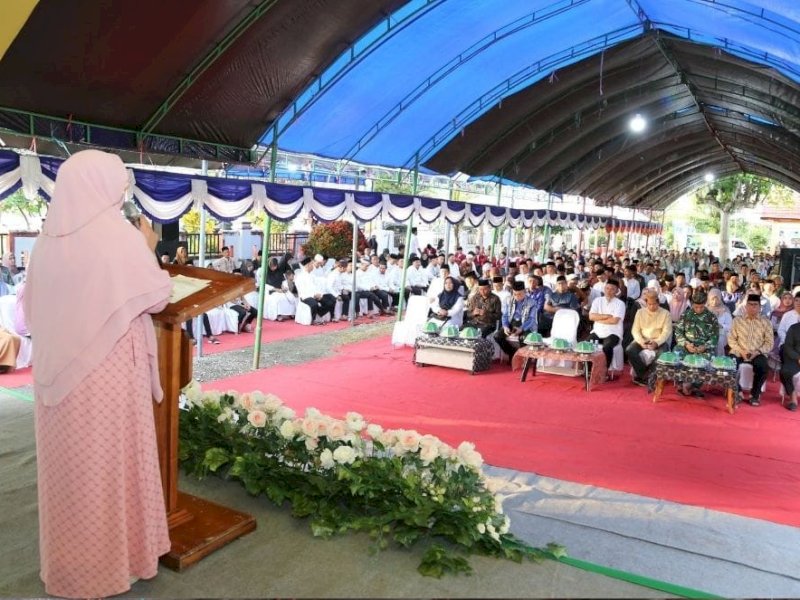 Asisten Pemerintahan dan Kesejahteraan Rakyat (Kesra) Setdakab Luwu Timur, Aini Endis Anrika, saat menghadiri Safari Ramadan di halaman Rumah Jabatan Camat Tomoni Timur ini digelar pada Kamis (05/03/2026). @Jejakfakta/dok. Humas Pemkab Lutim