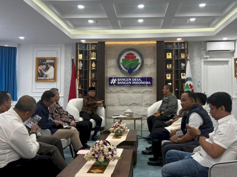Bupati Luwu Timur, Irwan Bachri Syam, didampingi Sekretaris Daerah, Ramadhan Pirade, melakukan kunjungan kerja kepada Menteri Desa dan Pembangunan Daerah Tertinggal (PDT) RI, Yandri Susanto, di Kantor Kemendes PDT, Jakarta Selatan, Kamis (5/3/2026). @Jejakfakta/dok. Humas Pemkab Lutim