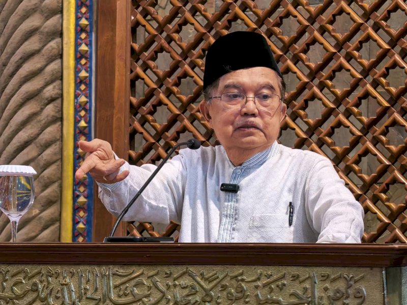 Wakil Presiden RI ke-10 dan ke-12, Jusuf Kalla,  saat memberikan tausiah Tarawih di Masjid Kampus Universitas Gadjah Mada (UGM), Yogyakarta, Kamis (5/3/2026) malam. @Jejakfakta/Istimewa