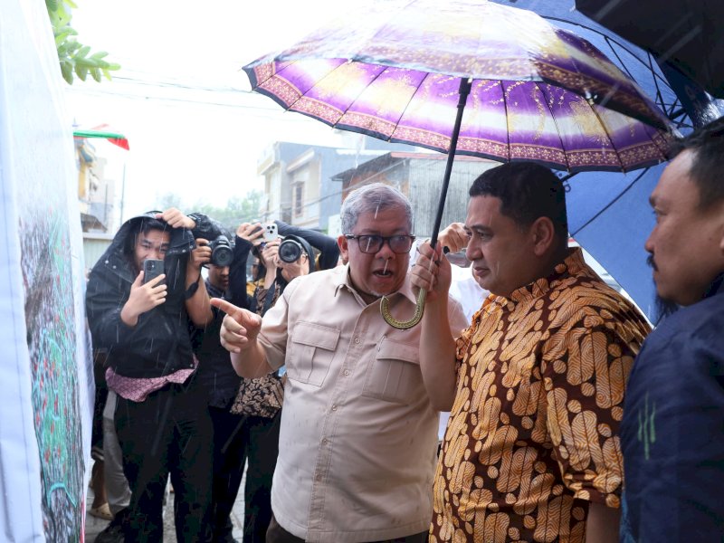Wali Kota Makassar, Munafri Arifuddin, mendampingi Wakil Menteri Perumahan dan Kawasan Permukiman (PKP) RI, Fahri Hamzah, meninjau langsung kawasan permukiman padat di sekitar Pelabuhan Baru Makassar, tepatnya di Kelurahan Pannampu, Kecamatan Tallo, Jumat (6/3/2026). @Jejakfakta/dok. Humas Pemkot Makassar