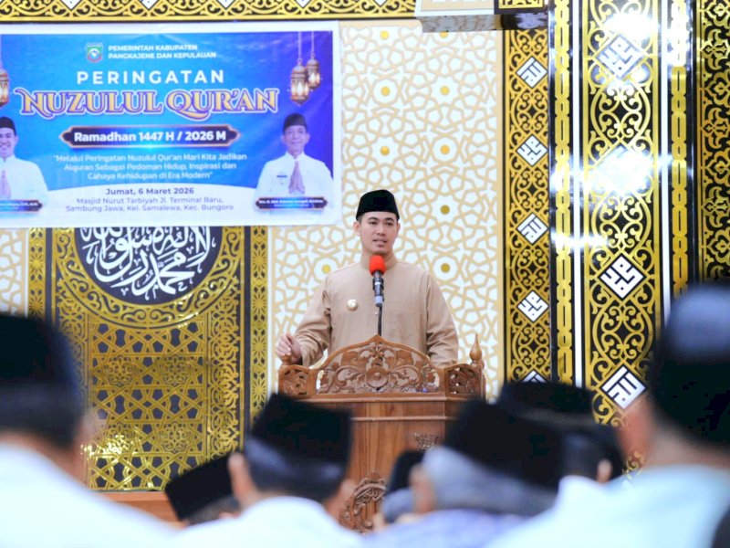 Bupati Pangkep, Muhammad Yusran Lalogau, memberikan sambutan pada peringatan malam Nuzulul Qur'an di Masjid Nurul Tarbiyah, Kelurahan Samalewa, Kecamatan Bungoro, Jumat (6/3/2026). @jejakfaktacom/Humas Pemda Pangkep