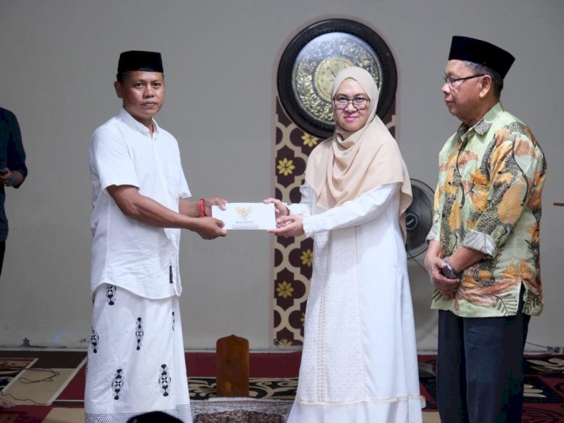 Bupati Gowa Sitti Husniah Talenrang, menyalurkan bantuan saat mengunjungi Kecamatan Pattallassang dan Bontomarannu, Jumat (6/3/2026). @Jejakfakta/dok. Humas Pemkab Gowa