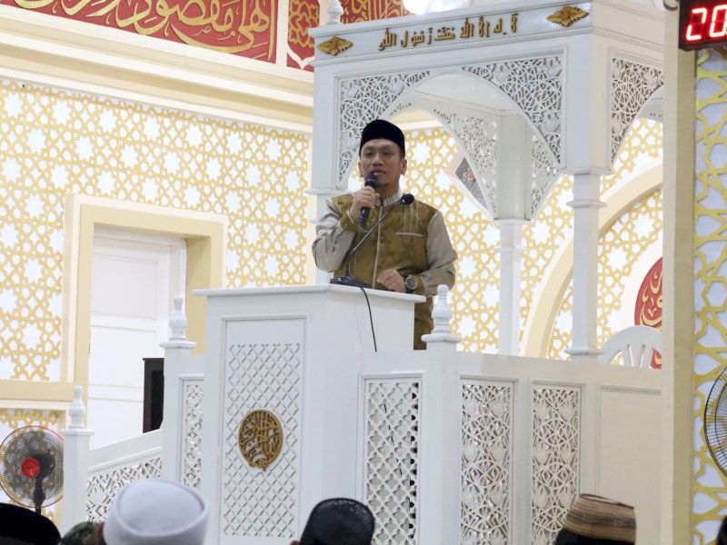Bupati Luwu Timur, Irwan Bachri Syam, saat memberikan sambutan pada malam peringatan Nuzulul Qur&rsquo;an tingkat Kabupaten Luwu Timur 1447 H / 2026 M di Masjid Babul Khaer, Desa Puncak Indah, Kecamatan Malili, Jumat malam (6/3/2026). @Jejakfakta/dok. Humas Pemkab Lutim